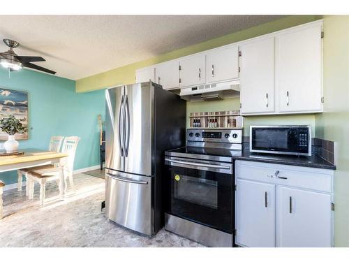 271 Seven Persons Drive Sw, Medicine Hat, AB - Indoor Photo Showing Kitchen