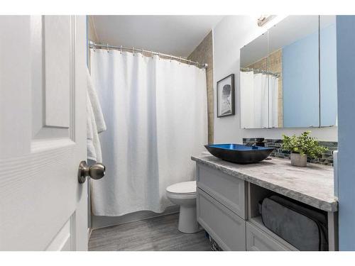 271 Seven Persons Drive Sw, Medicine Hat, AB - Indoor Photo Showing Bathroom