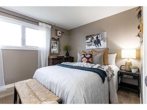 271 Seven Persons Drive Sw, Medicine Hat, AB - Indoor Photo Showing Bedroom