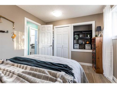 271 Seven Persons Drive Sw, Medicine Hat, AB - Indoor Photo Showing Bedroom