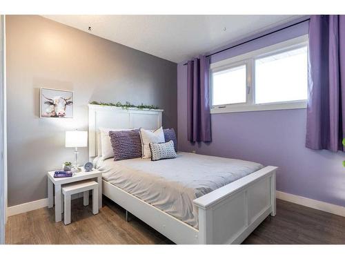 271 Seven Persons Drive Sw, Medicine Hat, AB - Indoor Photo Showing Bedroom