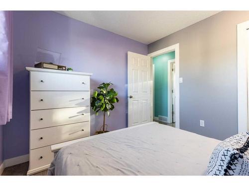 271 Seven Persons Drive Sw, Medicine Hat, AB - Indoor Photo Showing Bedroom