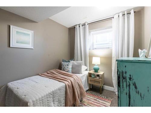 271 Seven Persons Drive Sw, Medicine Hat, AB - Indoor Photo Showing Bedroom