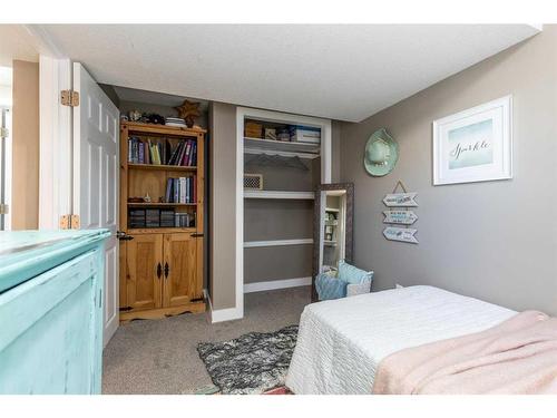 271 Seven Persons Drive Sw, Medicine Hat, AB - Indoor Photo Showing Bedroom