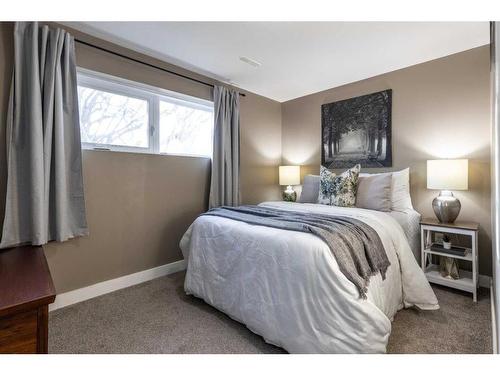 271 Seven Persons Drive Sw, Medicine Hat, AB - Indoor Photo Showing Bedroom