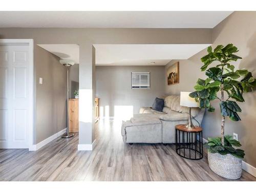 271 Seven Persons Drive Sw, Medicine Hat, AB - Indoor Photo Showing Living Room