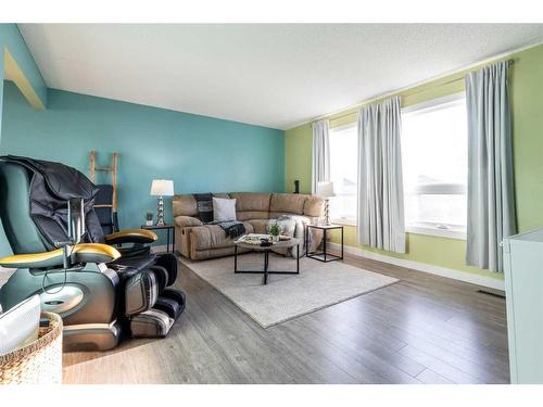 271 Seven Persons Drive Sw, Medicine Hat, AB - Indoor Photo Showing Living Room