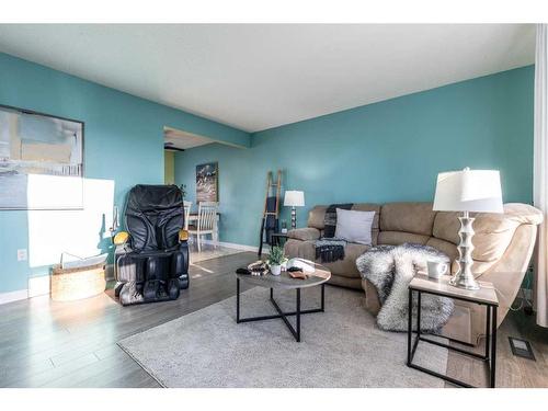 271 Seven Persons Drive Sw, Medicine Hat, AB - Indoor Photo Showing Living Room