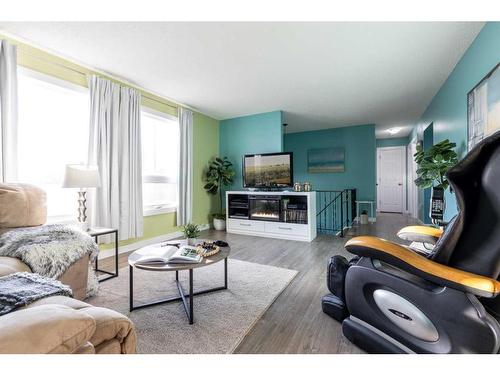 271 Seven Persons Drive Sw, Medicine Hat, AB - Indoor Photo Showing Living Room