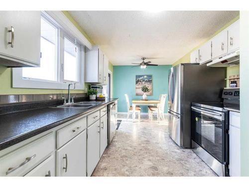 271 Seven Persons Drive Sw, Medicine Hat, AB - Indoor Photo Showing Kitchen With Double Sink