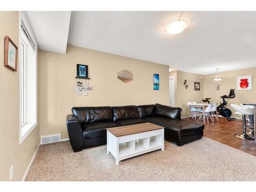 138 Southlands Pointe Se, Medicine Hat, AB - Indoor Photo Showing Living Room