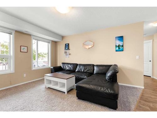 138 Southlands Pointe Se, Medicine Hat, AB - Indoor Photo Showing Living Room