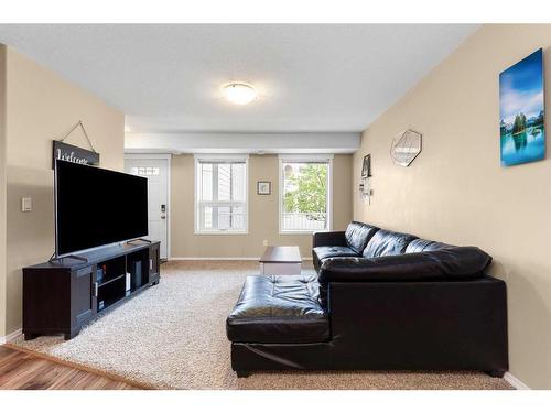 138 Southlands Pointe Se, Medicine Hat, AB - Indoor Photo Showing Living Room