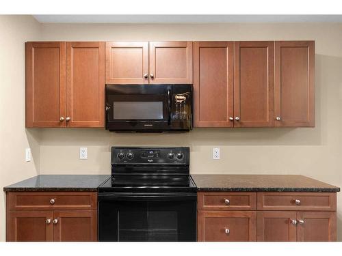 138 Southlands Pointe Se, Medicine Hat, AB - Indoor Photo Showing Kitchen