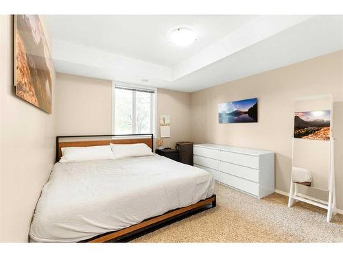 138 Southlands Pointe Se, Medicine Hat, AB - Indoor Photo Showing Bedroom