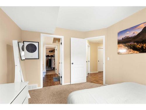 138 Southlands Pointe Se, Medicine Hat, AB - Indoor Photo Showing Bedroom