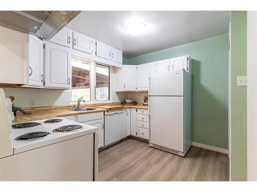 262 Mitchell Crescent Nw, Medicine Hat, AB - Indoor Photo Showing Kitchen