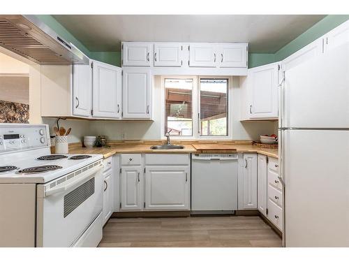 262 Mitchell Crescent Nw, Medicine Hat, AB - Indoor Photo Showing Kitchen