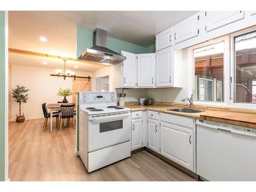 262 Mitchell Crescent Nw, Medicine Hat, AB - Indoor Photo Showing Kitchen