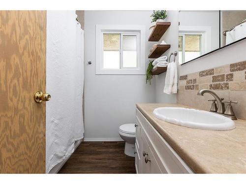 262 Mitchell Crescent Nw, Medicine Hat, AB - Indoor Photo Showing Bathroom