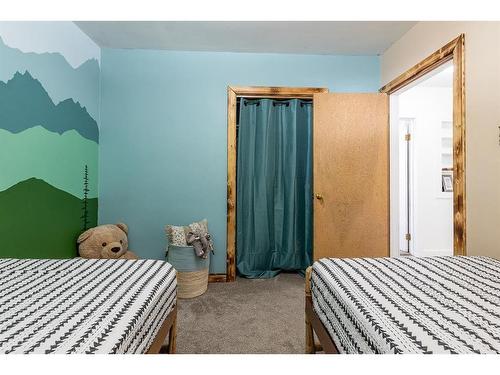 262 Mitchell Crescent Nw, Medicine Hat, AB - Indoor Photo Showing Bedroom