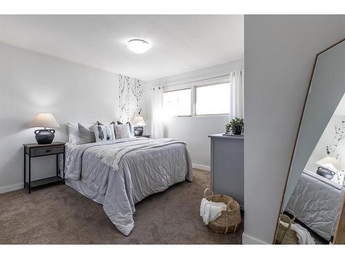 262 Mitchell Crescent Nw, Medicine Hat, AB - Indoor Photo Showing Bedroom