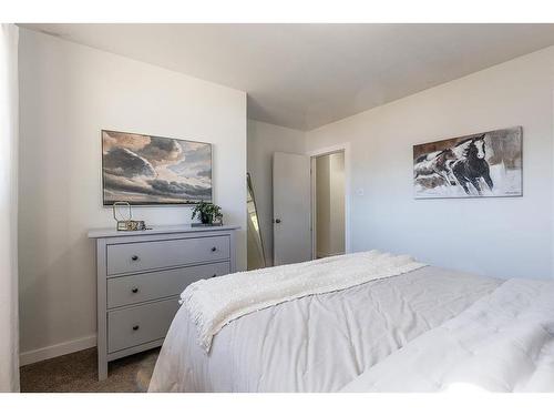 262 Mitchell Crescent Nw, Medicine Hat, AB - Indoor Photo Showing Bedroom