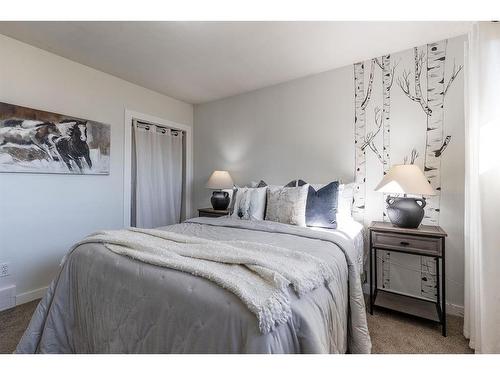 262 Mitchell Crescent Nw, Medicine Hat, AB - Indoor Photo Showing Bedroom