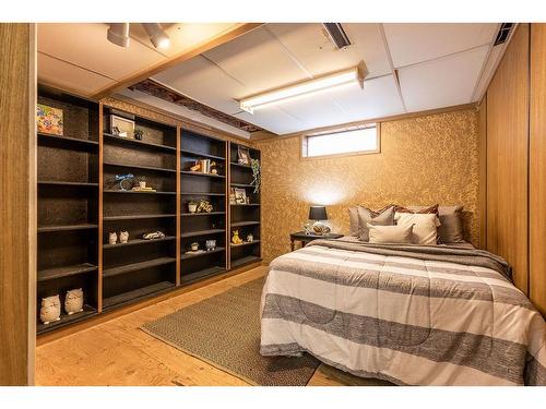 262 Mitchell Crescent Nw, Medicine Hat, AB - Indoor Photo Showing Bedroom