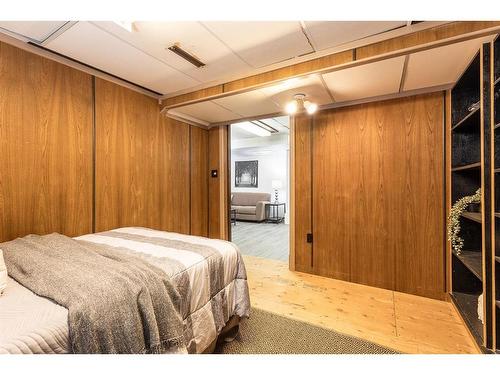 262 Mitchell Crescent Nw, Medicine Hat, AB - Indoor Photo Showing Bedroom