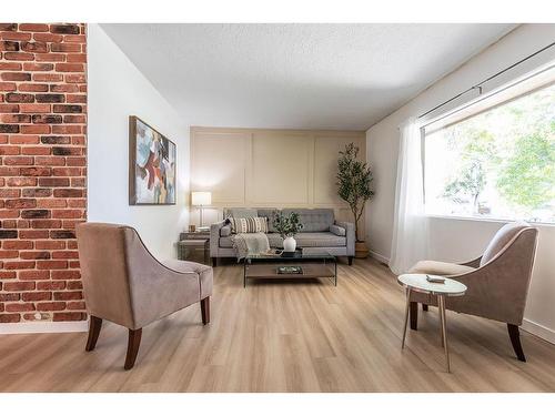 262 Mitchell Crescent Nw, Medicine Hat, AB - Indoor Photo Showing Living Room