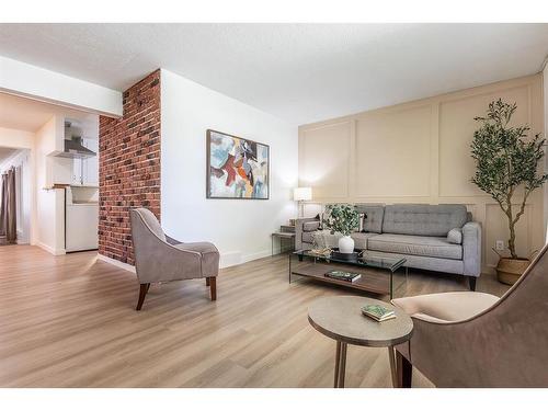 262 Mitchell Crescent Nw, Medicine Hat, AB - Indoor Photo Showing Living Room