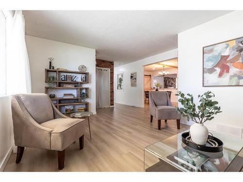 262 Mitchell Crescent Nw, Medicine Hat, AB - Indoor Photo Showing Living Room