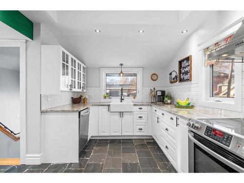 520A 2 Avenue Se, Medicine Hat, AB - Indoor Photo Showing Kitchen