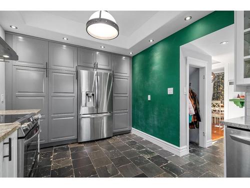 520A 2 Avenue Se, Medicine Hat, AB - Indoor Photo Showing Kitchen