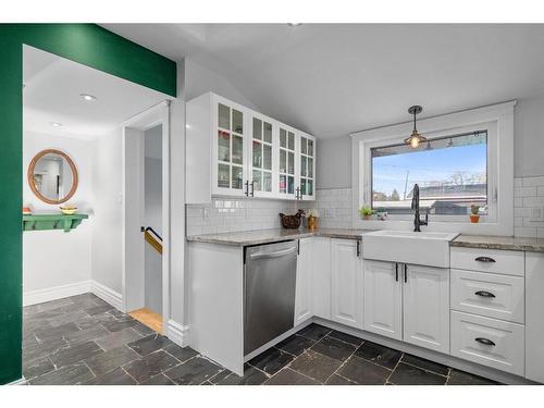 520A 2 Avenue Se, Medicine Hat, AB - Indoor Photo Showing Kitchen