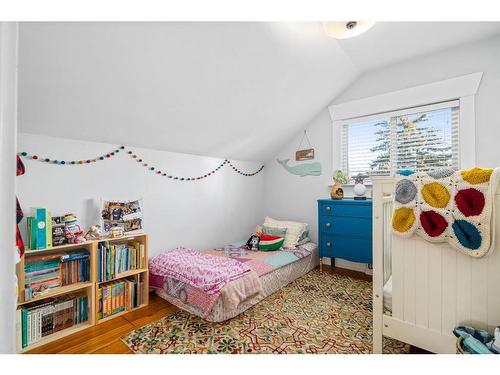 520A 2 Avenue Se, Medicine Hat, AB - Indoor Photo Showing Bedroom