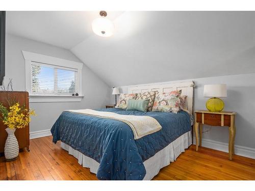 520A 2 Avenue Se, Medicine Hat, AB - Indoor Photo Showing Bedroom