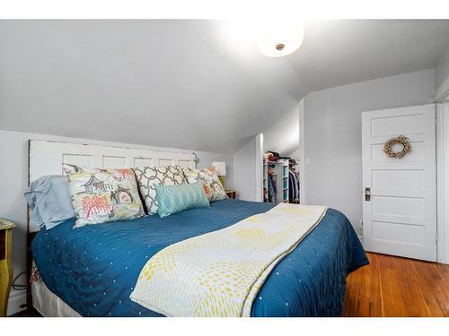 520A 2 Avenue Se, Medicine Hat, AB - Indoor Photo Showing Bedroom