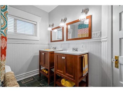 520A 2 Avenue Se, Medicine Hat, AB - Indoor Photo Showing Bathroom