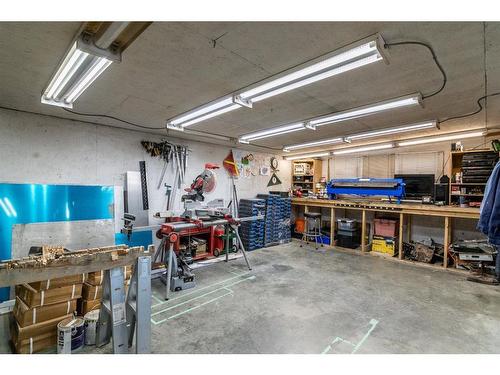 520A 2 Avenue Se, Medicine Hat, AB - Indoor Photo Showing Garage