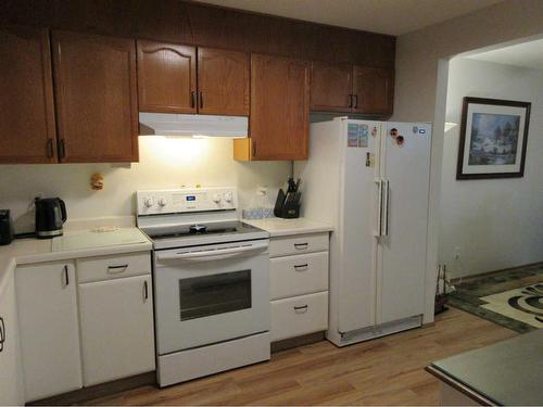 128-1480 Southview Drive Se, Medicine Hat, AB - Indoor Photo Showing Kitchen