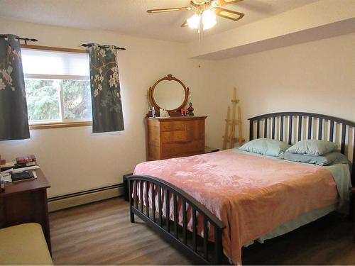 128-1480 Southview Drive Se, Medicine Hat, AB - Indoor Photo Showing Bedroom