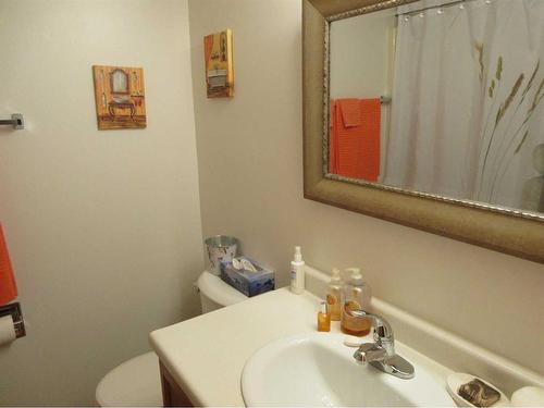 128-1480 Southview Drive Se, Medicine Hat, AB - Indoor Photo Showing Bathroom