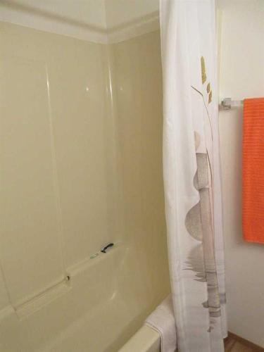 128-1480 Southview Drive Se, Medicine Hat, AB - Indoor Photo Showing Bathroom