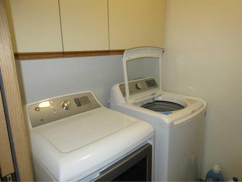 128-1480 Southview Drive Se, Medicine Hat, AB - Indoor Photo Showing Laundry Room