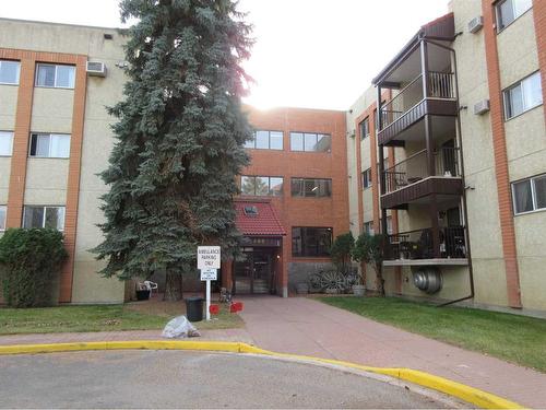 128-1480 Southview Drive Se, Medicine Hat, AB - Outdoor