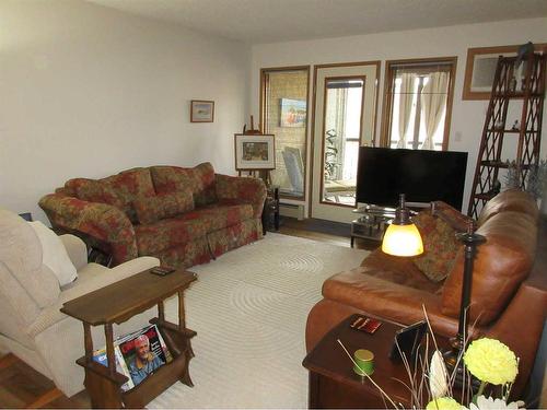 128-1480 Southview Drive Se, Medicine Hat, AB - Indoor Photo Showing Living Room