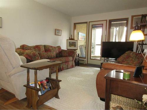 128-1480 Southview Drive Se, Medicine Hat, AB - Indoor Photo Showing Living Room