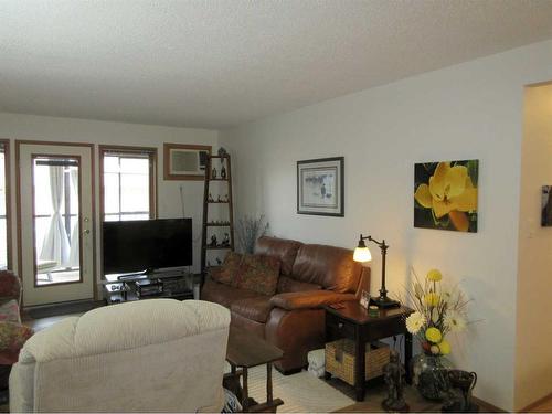 128-1480 Southview Drive Se, Medicine Hat, AB - Indoor Photo Showing Living Room